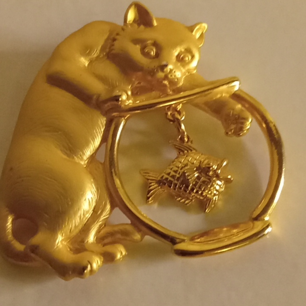 JJ cat w fish brooche